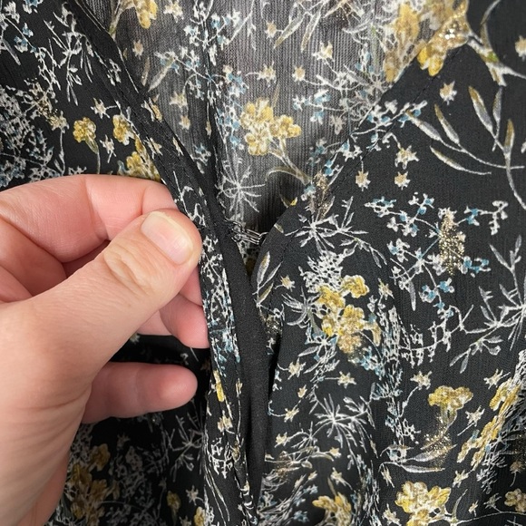 NWOT ASTR The Label Faux Wrap Blouson Chiffon Dress in Black/Gold Size M - Picture 6 of 17